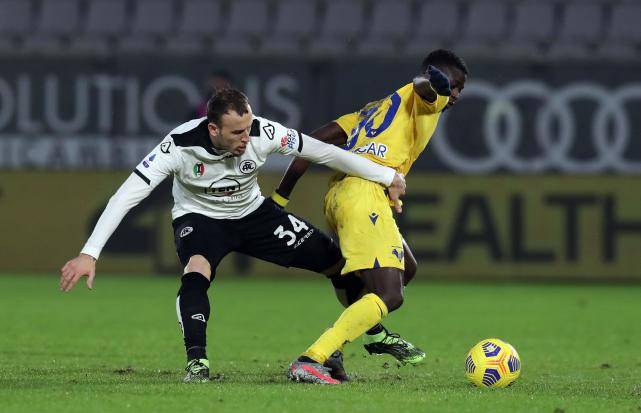  斯佩齐亚防线形同虚设,场均失球数联赛垫底  